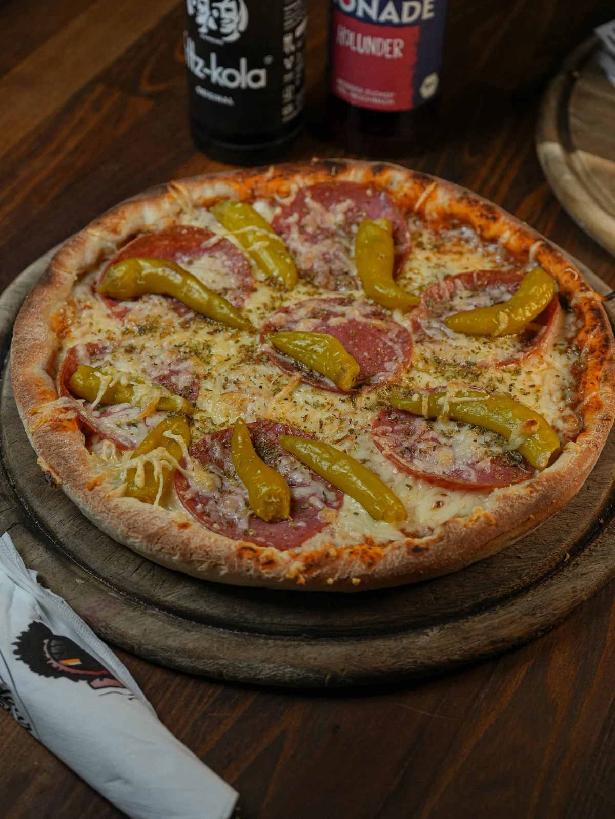 Pizza aus dem Steinofen, frisch belegt